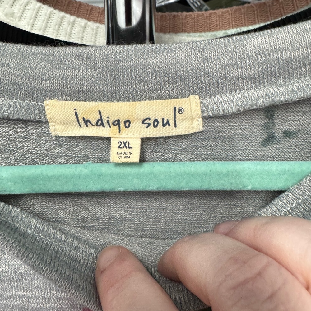 Indigo Soul | Boxy 3/4 Sleeve Sweatshirt in Floral Print | size 2XL - Picture 2 of 3